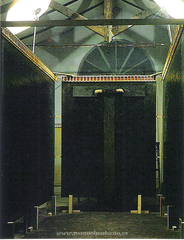 Instalaci&oacute;n provisional de la Capilla del Toreo (Homenaje al Yiyo), en La Nave, estudio de Padorno en Ventas, Madrid.