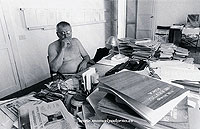 Padorno en Punta Brava antes de instalar la Biblioteca, 1989. (Detr&aacute;s suyo, clavadas en la pared, las tirillas de madera sobre los que fijaba los poemas para estudiarlos)